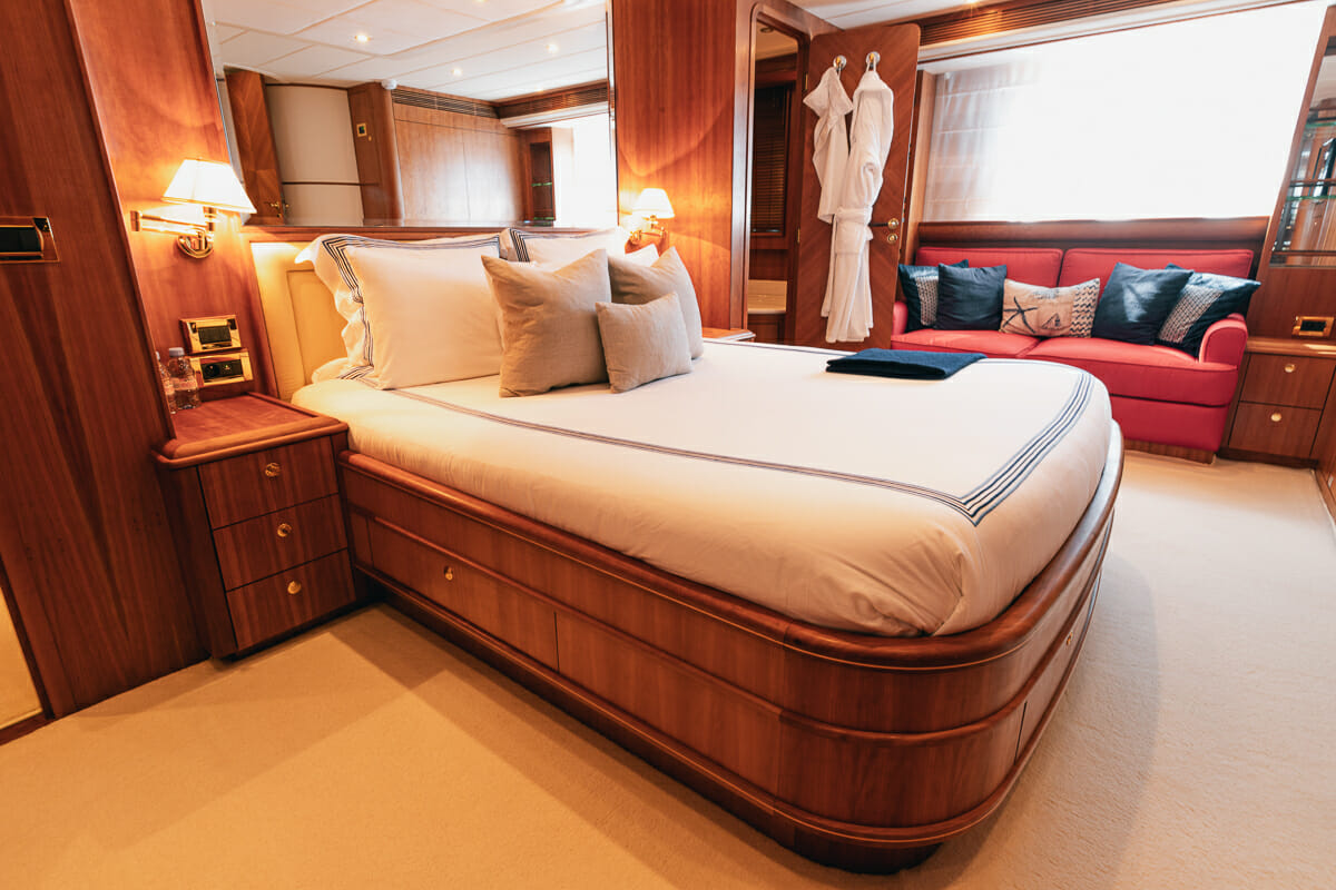 lady-amanda-motor-yacht-cabin