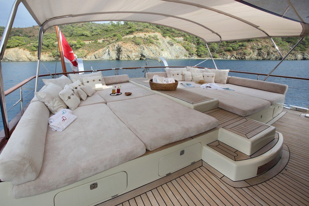 DAIMA yacht for charter - cockpit