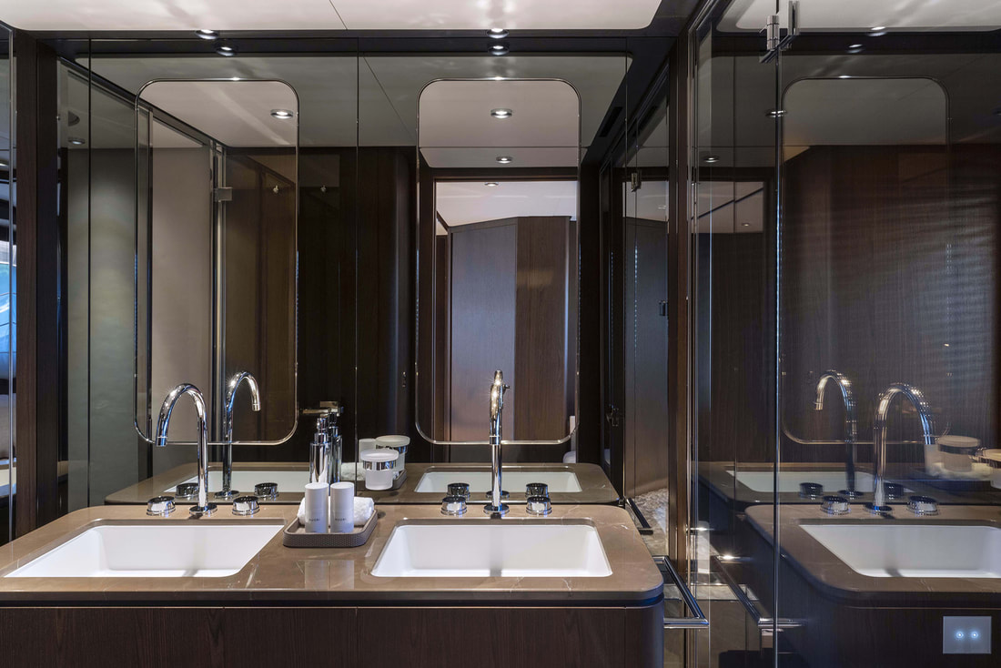 Ferretti 860 - bathroom