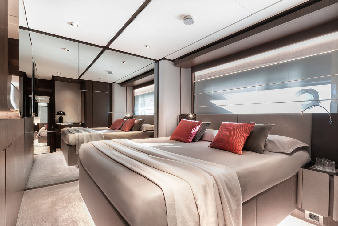 Ferretti 860 - guest cabin