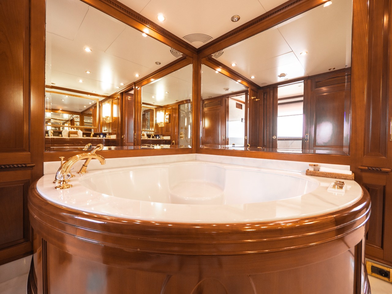 New Star - Benetti Tradition 100 - Bathtube