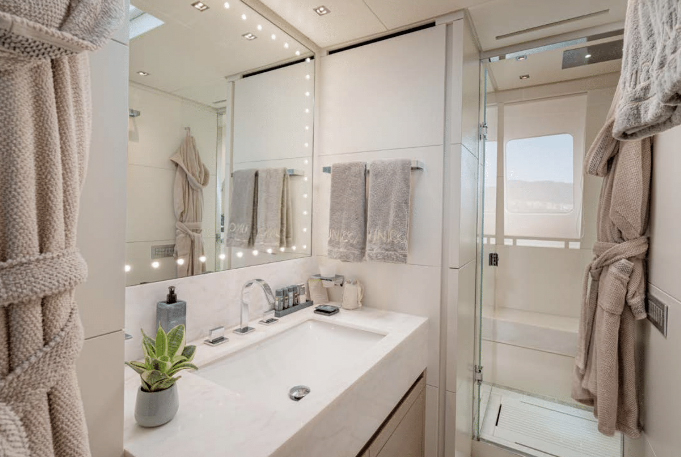 Sanlorenzo SD92 for charter - bathroom