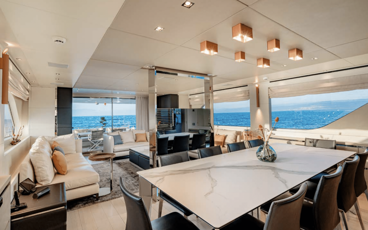 Sanlorenzo SD92 for charter - dining area